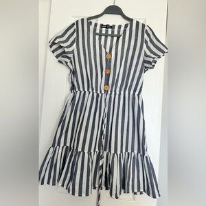 Button Front Flounce Hem
Striped Dress
Size:M